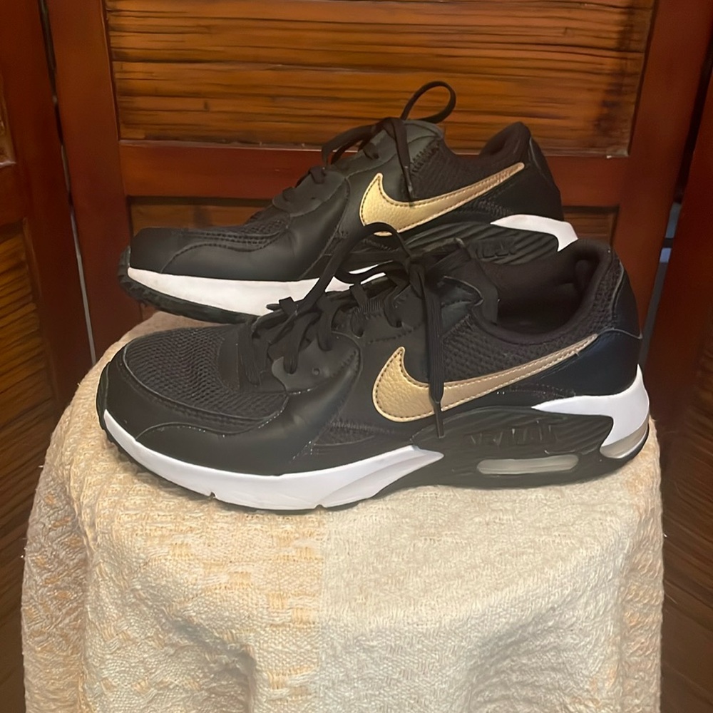 Nike Air Max Women’s 9.5 Black/gold/white shoe